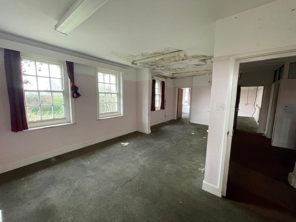 Lot: 93 - DETACHED PERIOD BUILDING WITH POTENTIAL - First floor room